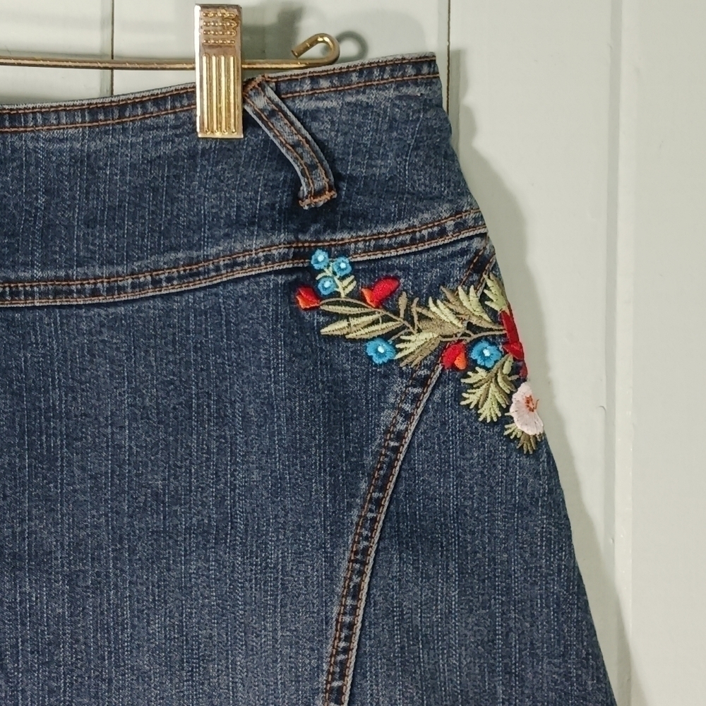 Floral embroidered mini jeans skirt - Picture 2 of 7